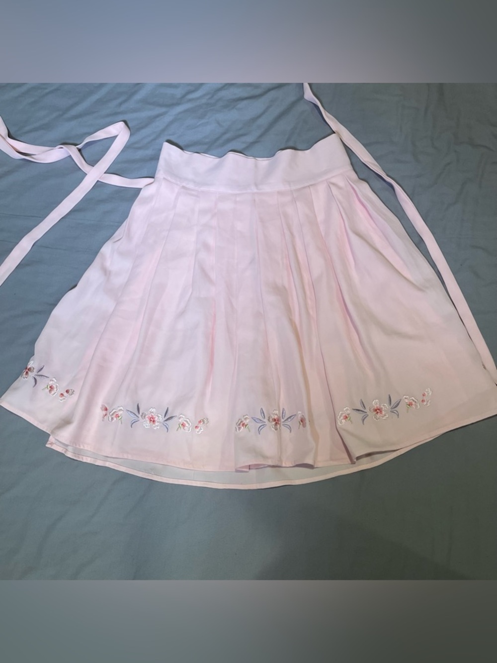 Pink short pleated traditional Chinese hanfu skirt with floral embroidery